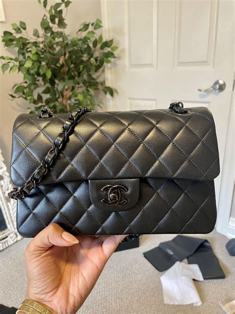 Sharing more detail on the so black classic flap : r/chanel 